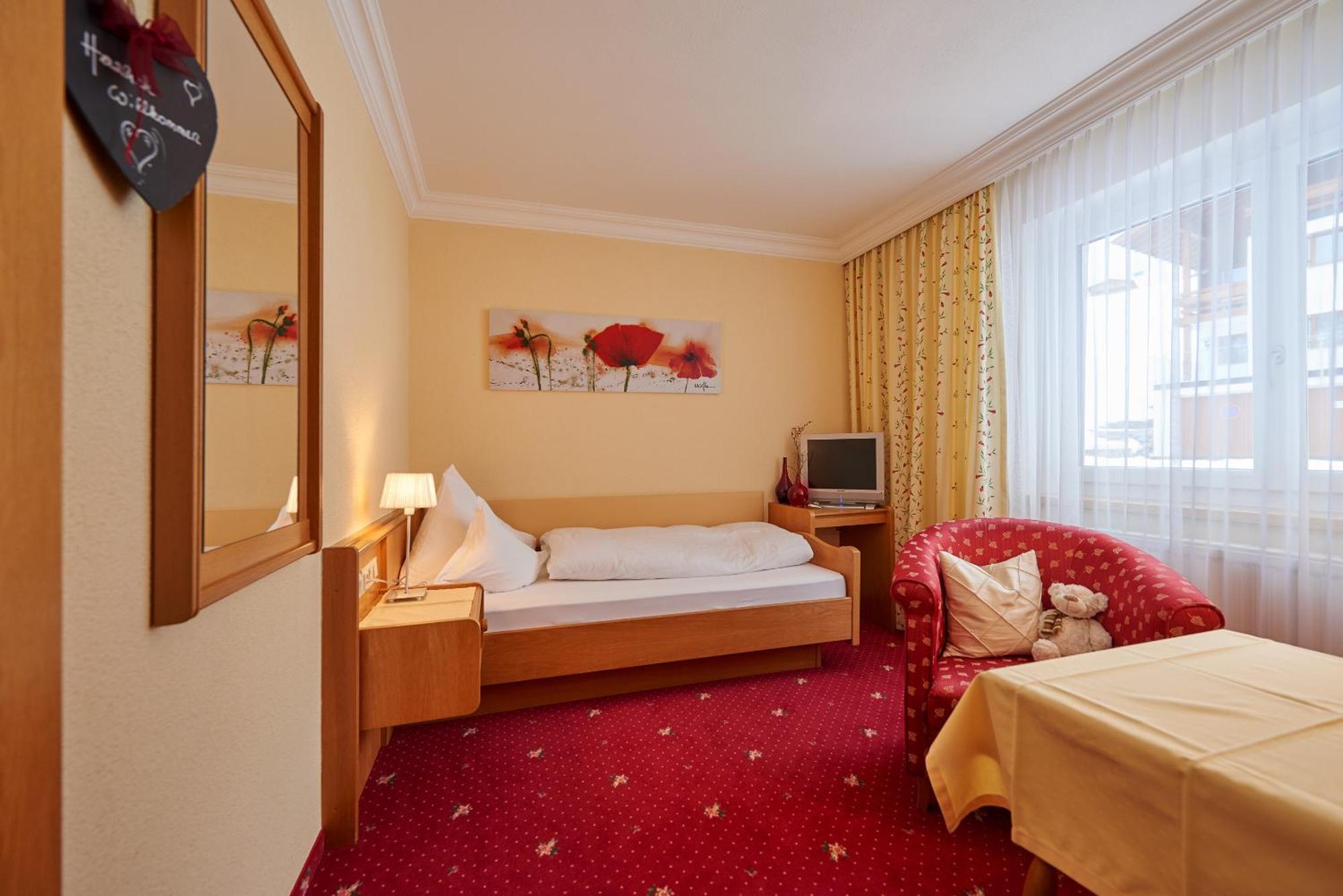 Hotel Restaurant Formarin Oberlech Room photo